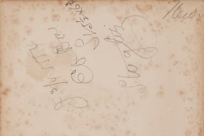 En la tabla del fondo del marco hay varias anotaciones sobre la obra de la que no se sabía nada desde que estuvo expuesta en 1899