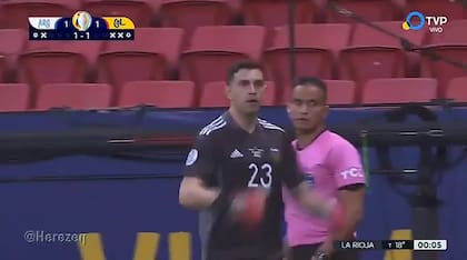 En la tanda de penales ante Colombia en la Copa América 2021, Dibu Martinez le atajó un tiro a Mina y lanzó la icónica frase: "Mirá que te como hermano"