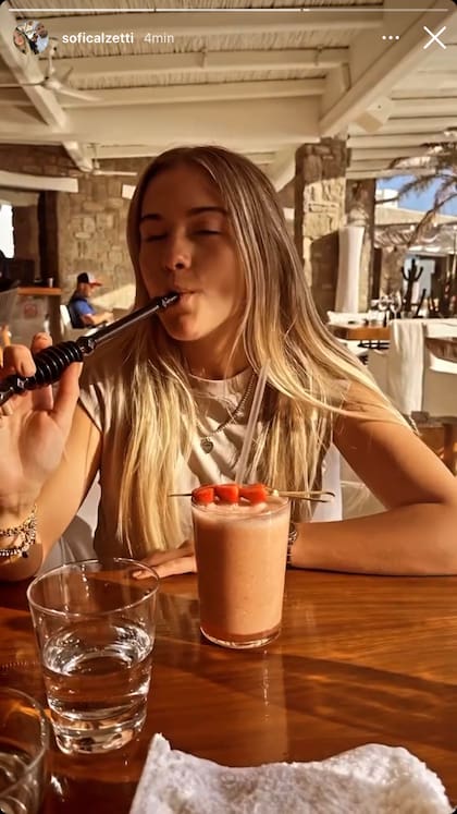 En la tarde del viernes, Calzetti subió una historia fumando y disfrutando del atardecer con su novio