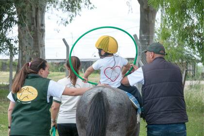 En la terapia, realizada en la unidad 10 de Melchor romero, participan agentes penitenciarios junto a reclusos y una yegua llamada Mora