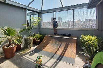 En la terraza de su departamento de Almagro, Marcelo Faiden instaló una rampa para disfrute personal.