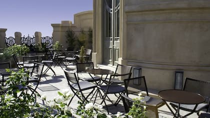 En la terraza, frente a la cúpula se puede desayunar