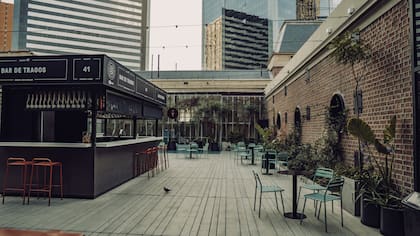 En la terraza funciona el bar de tragos y desde sus mesas se observan los edificios de oficinas de Retiro.