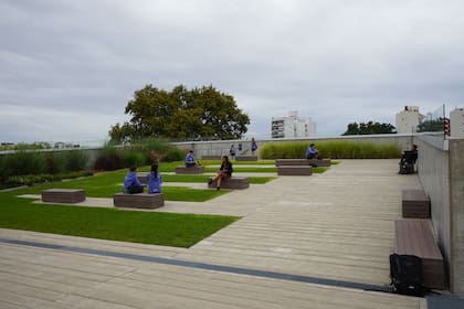 En la terraza funciona un anfiteatro al que se accede a través de un camino de plantas autóctonas.