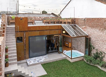 El detalle de los mosaicos aparece en la entrada, recorre la casa y culmina en el el fondo.