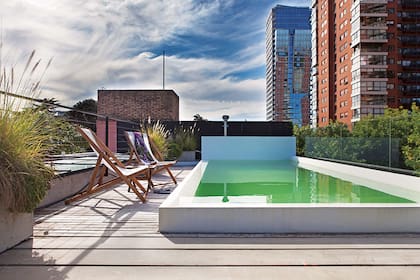 En la terraza, reposeras de madera