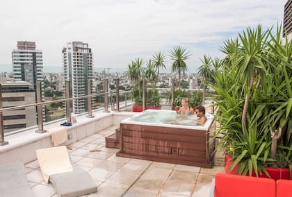 En la terraza se luce la piscina al aire libre y el hidromasaje, con lindas vistas del río Paraná desde lo alto.