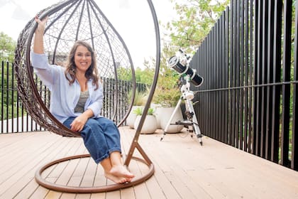 En la terraza tiene un telescopio con el que practica astrofotografía. “El cielo siempre me hipnotizó”, detalla.