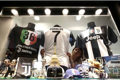En la tienda de Juventus en Turín ya esperan a los "tifosi" con la nueva camiseta de Ronaldo