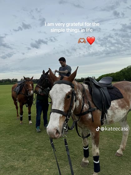 En la tranquilidad de la estancia, Payne y Cassidy montaron a caballo y disfrutaron del paisaje natural