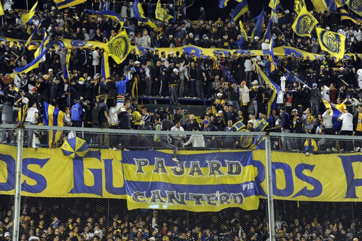 En la tribuna de Rosario Central, una bandera recuerda al "Pájaro"