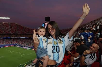 En la tribuna suele estar Ailén Cova, pareja del futbolista desde finales de 2022 y madre de su hija Alaia
