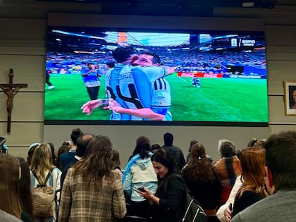 En la UCA, se transmitieron los partidos anteriores de la selección nacional en un auditorio para 1000 personas