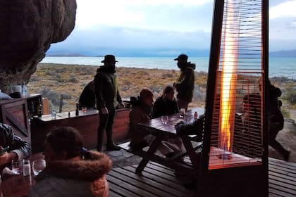 En la última caverna, ambientada para la ocasión, los turistas pueden disfrutar de una cena reparadora con sello patagónico