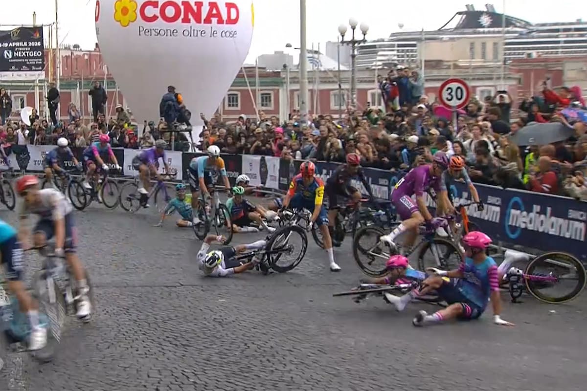 En la última curva de la sexta etapa del Giro de Italia, varios de los ciclistas que corrían adelante terminaron en el piso
