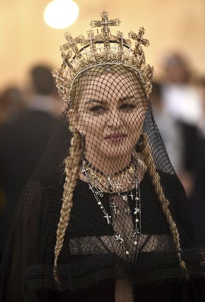 En la última gala del MET, este año, acató la consigna de mezclar Imaginería católica y Moda, un ejercicio ya muy conocido por ella