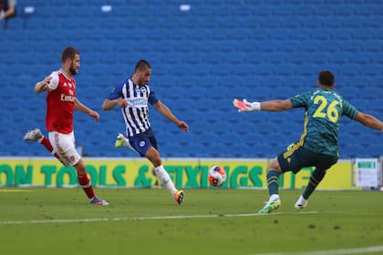 En la última jugada del partido, el franco-argentino Neal Maupay se apresta a convertir el gol del triunfo para Brighton; fue 2-1 contra Arsenal, por la Premier League inglesa.