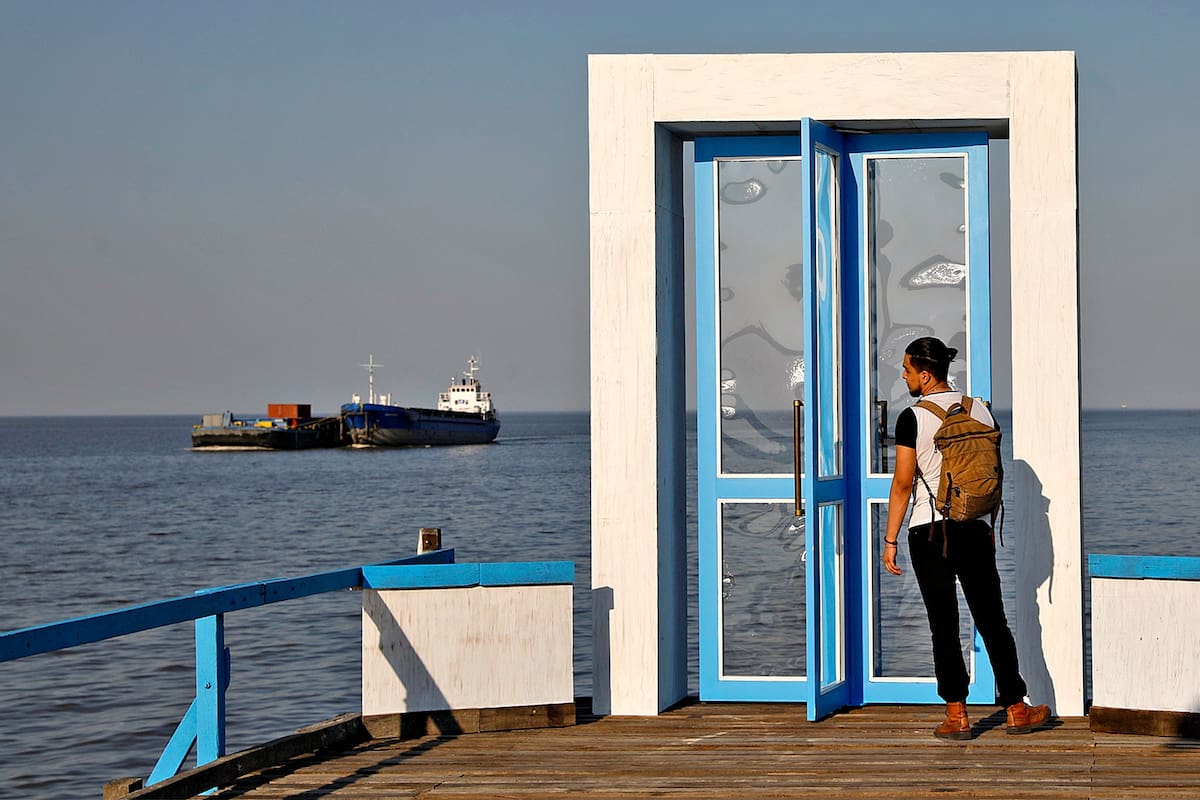 En la última porción de tierra que se adentra en el Río de la Plata está la obra de este artista argentino que participa de Art Basel Cities: Buenos Aires; vale la pena la caminata para verla