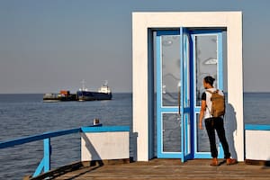 En la última porción de tierra que se adentra en el Río de la Plata está la obra de este artista argentino que participa de Art Basel Cities: Buenos Aires; vale la pena la caminata para verla