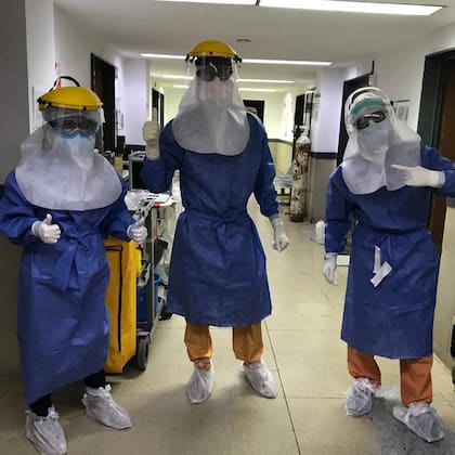 En la unidad de soporte respiratorio no invasivo hubo que adaptar los elementos del equipos de protección personal para cubrir todo el cuerpo