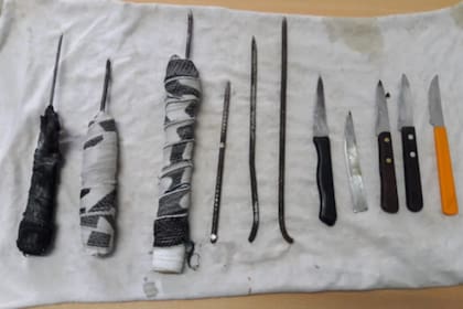 En la Unidad Penal 30 de Alvear, internos entregan sus facas a cambio de un libro en el marco de la pandemia