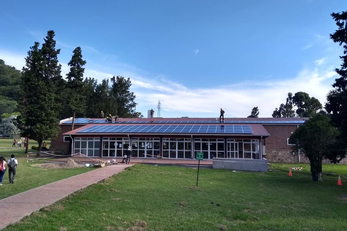 En la Universidad Católica de Salta instalan paneles en los techos