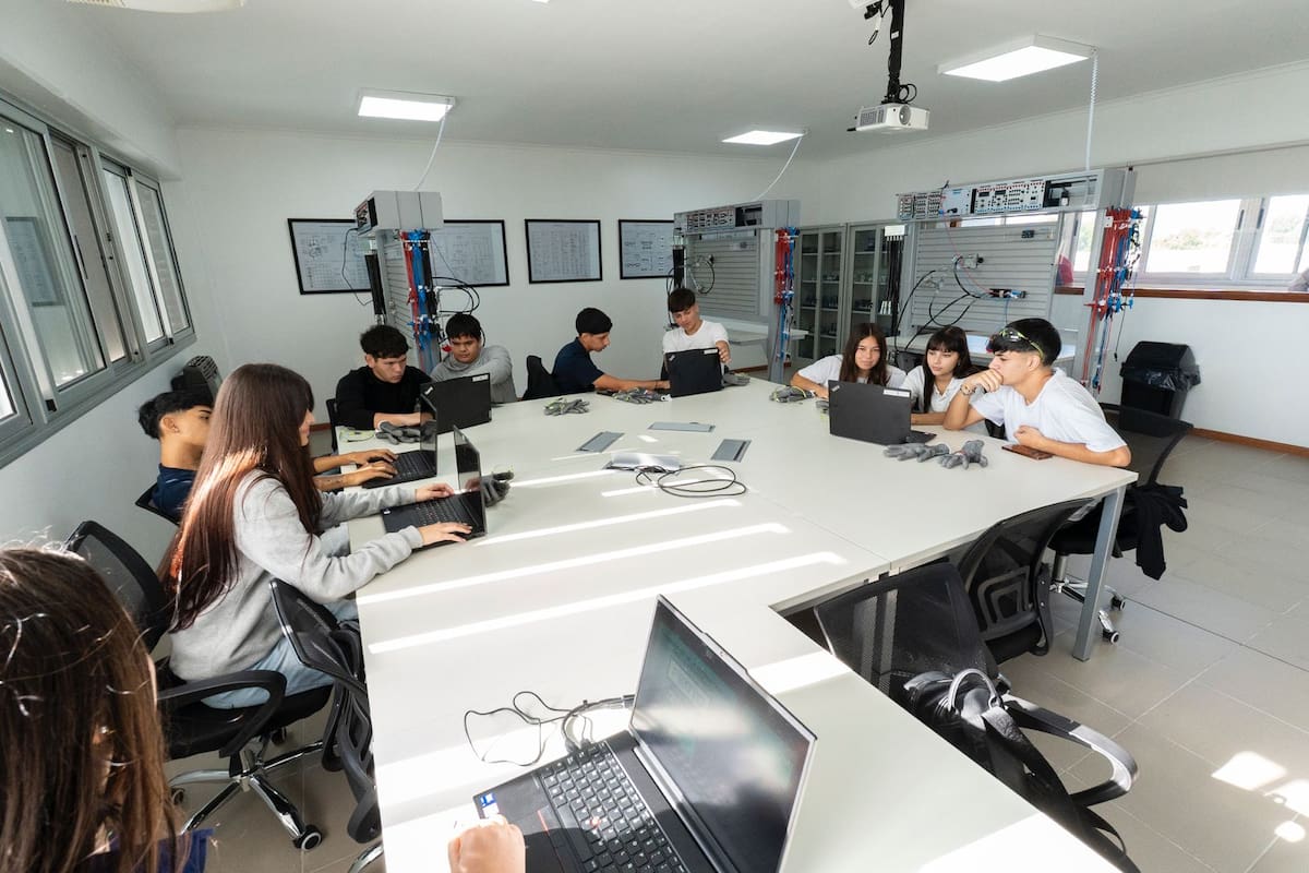 En la UTN San Nicolás inauguraron tres laboratorios para "potenciuar el interés de los alumnos por continuar carreras de ingeniería"