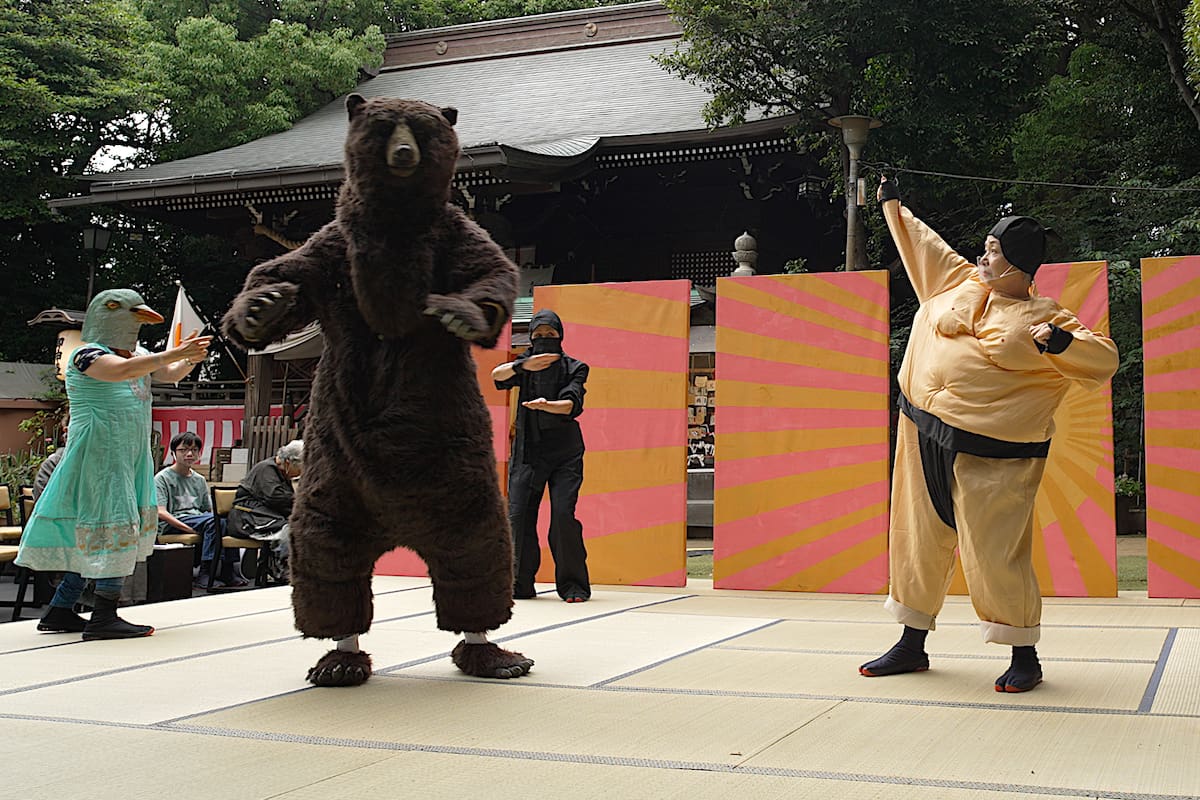 En La velocidad de la luz, versión nipona, conviven la religiosidad plural, la historia política, el arte, la televisión, la modernidad y el Teatro Noh. Se trata de la tercera página de este montaje nacido y criado en la villa 31 que ya tuvo su versión germana y que, dentro de unos meses, mutará a una campiña suiza