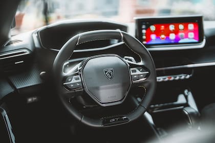 En la versión GT, el volante es de cuero con costuras