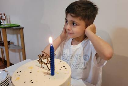 En la vida cotidiana, a Fran la enfermedad le afecta la comunicación ya que suele enojarse su familia no entiende lo que quiere. Lo manifiesta gritando o mordiendo en algunas situaciones.