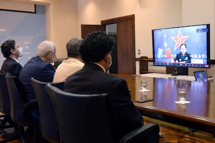 En la videoconferencia con el teniente general Wei Feng He se acordó trabajar para futuras visitas
