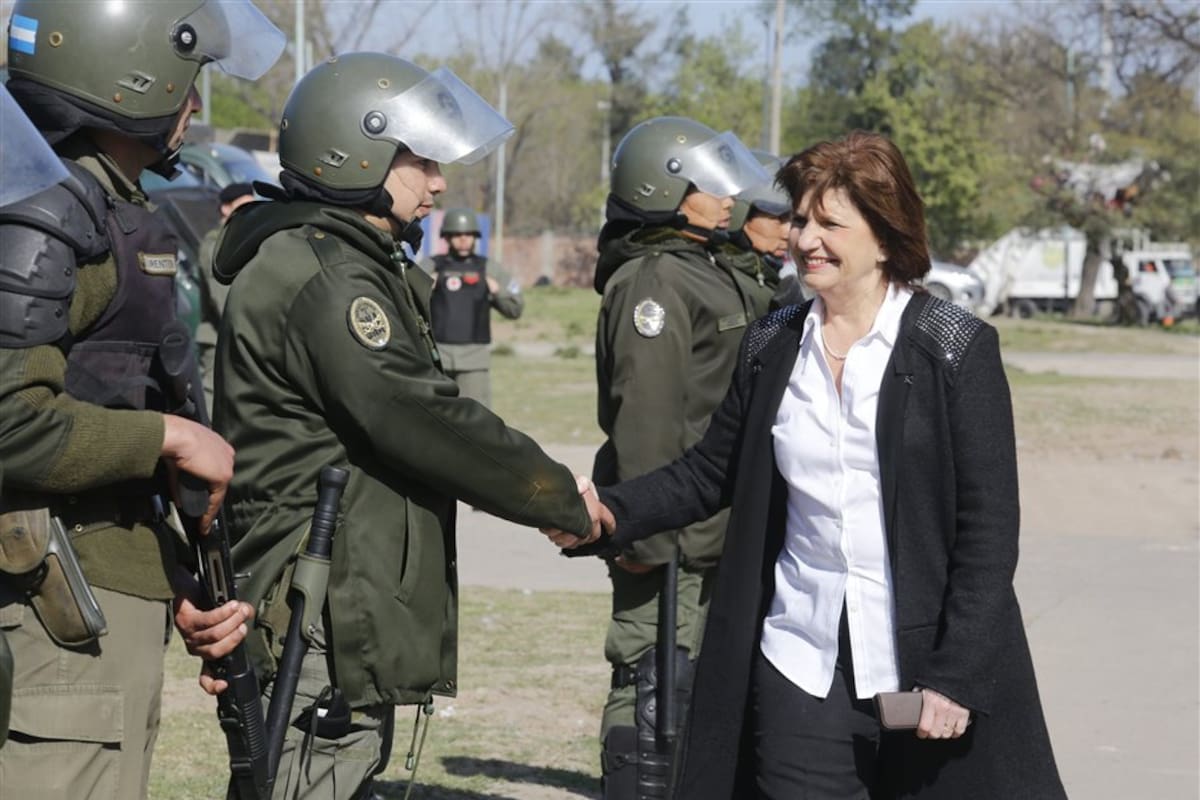 En la villa 1-11-14, la ministra Bullrich felicitó a los gendarmes que realizaron los allanamientos