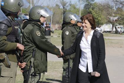 En la villa 1-11-14, la ministra Bullrich felicitó a los gendarmes que realizaron los allanamientos