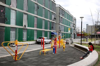 Zona de juegos junto a los nuevos edificios