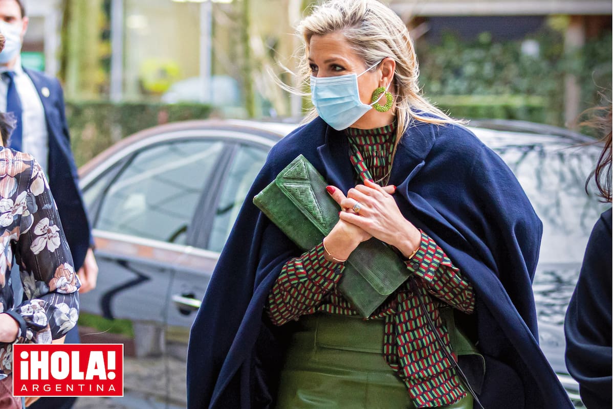 En la visita a la Oranje Fund en Utrecht, Máxima lució un tapado de Natan que acompañó con un clutch de cuero a juego con la falda y con el modelo 105 de zapatos Gianvito Rossi.