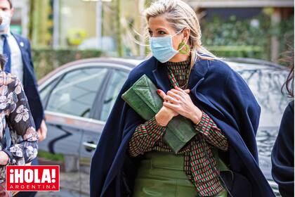 En la visita a la Oranje Fund en Utrecht, Máxima lució un tapado de Natan que acompañó con un clutch de cuero a juego con la falda y con el modelo 105 de zapatos Gianvito Rossi.