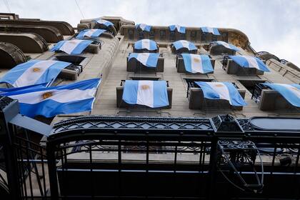 En la víspera del cumpleaños 106 engalanaron la fachada con banderas argentinas. Mañana, 9 de julio, es el día histórico de su inauguración