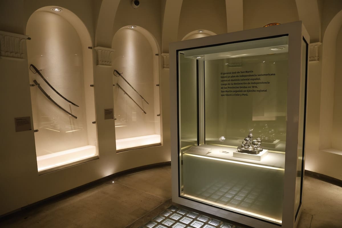 En la vitrina del Museo Histórico, se reemplazó al sable corvo por una medalla y un conjunto de utensilios de escritura de San Martín
