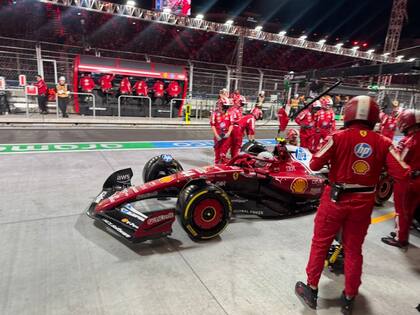 En la vuelta 30, Lewis Hamilton entró en boxes, le sacaron los neumáticos duros y su escudería apostó por los los medios