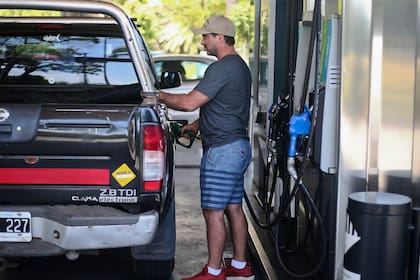 En la YPF de av. Alcorta y Echeverría, en CABA, ya hay cuatro surtidores habilitados para hacer el autodespacho