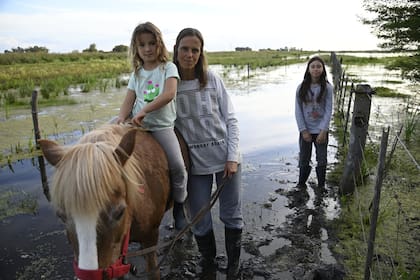 En la zona de Carlos Casares, Ana Jover, junto a sus hijas Melissa y Cristina, que tienen dificultades para asistir a una escuela rural