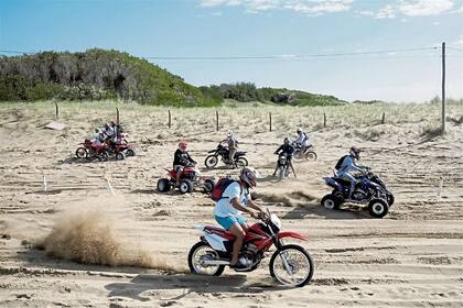 En la zona de dunas, más de 140.000 espectadores concurren a ver la competencia de motos y cuatriciclos