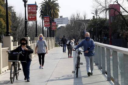 En la zona de la Estación Fluvial de Tigre, que sigue sin actividades, los vecinos salen a caminar o a andar en bicicleta