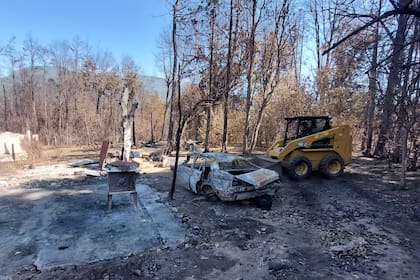 En la zona de Mallín Ahogado comenzaron las tareas de remoción de escombros tras los devastadores incendios forestales