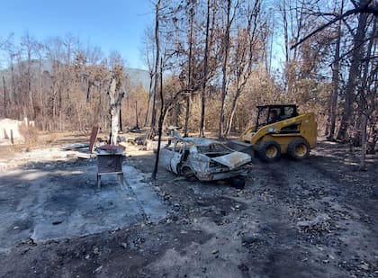 En la zona de Mallín Ahogado comenzaron las tareas de remoción de escombros tras los devastadores incendios forestales