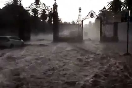 En la zona del tradicional Parque General San Martín el agua corría a gran velocidad