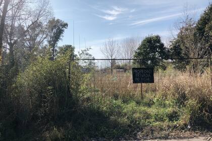 En la zona, detrás del barrio cerrado Mayling, conviven construcciones formales, ocupaciones irregulares y terrenos vacíos; los propietarios se avisan entre ellos si advierten un intento de ocupación