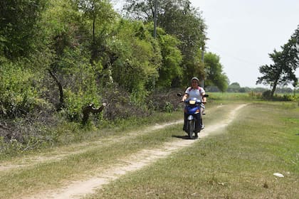 En la zona en la que vive Salomé no existe en transporte público para llegar a la escuela. Su única opción para hacer las 50 cuadras de tierra que la separan de la escuela, es subirse a la moto de su papá y hacer malabares para no caerse.