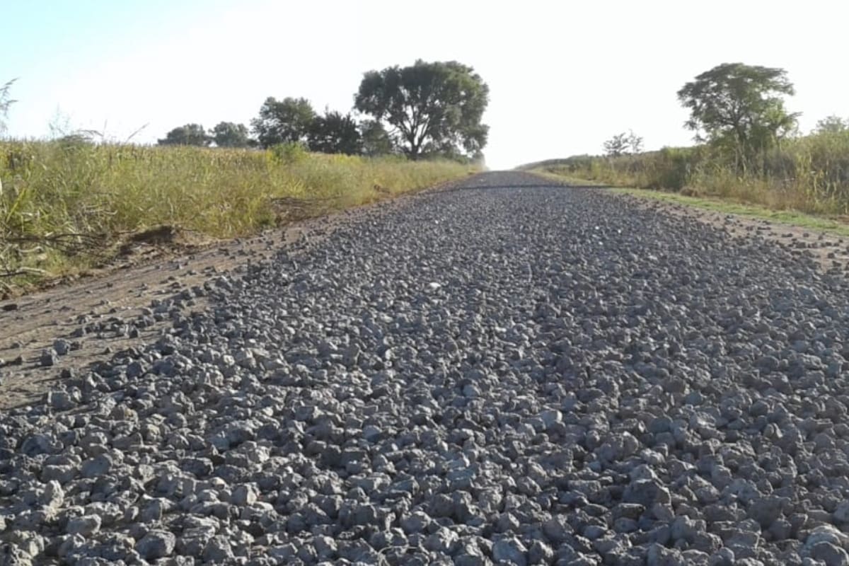 En la zona rural de Chivilcoy, según el municipio, ya han estabilizado los caminos reales con piedra caliza y escoria