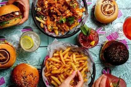En Lado V destacan sus variedades de hamburguesas y finger foods